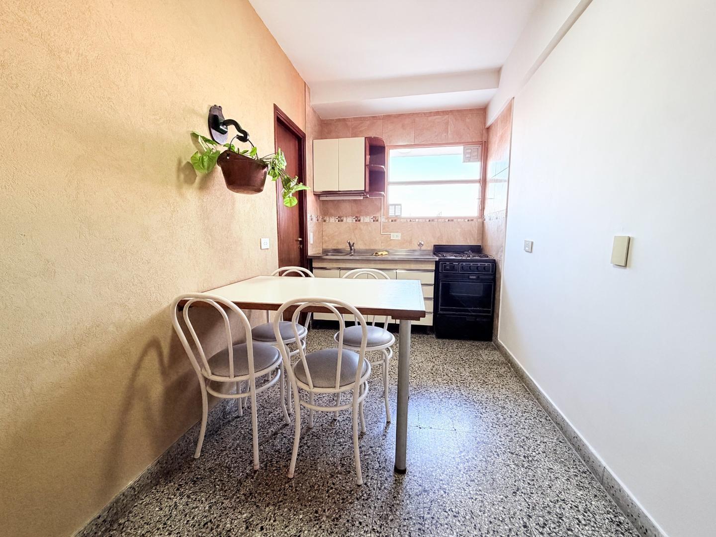 Foto de Departamento 4 ambientes con balcon y cochera, imagen 2