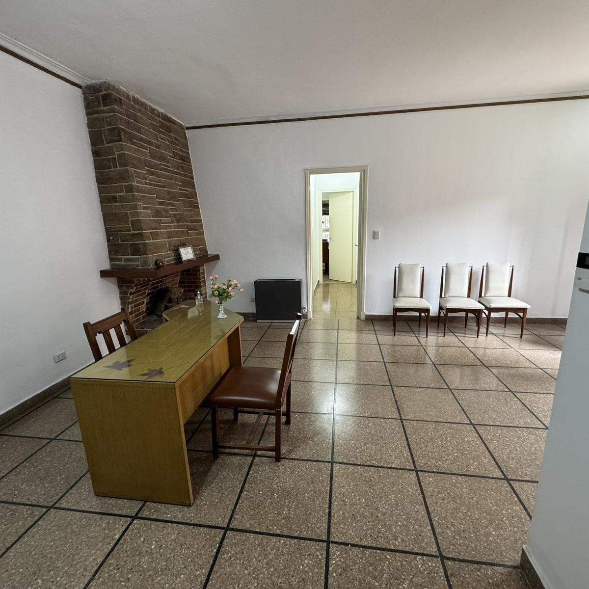 Venta Casa 4 ambientes con Amplio Lote en Moron