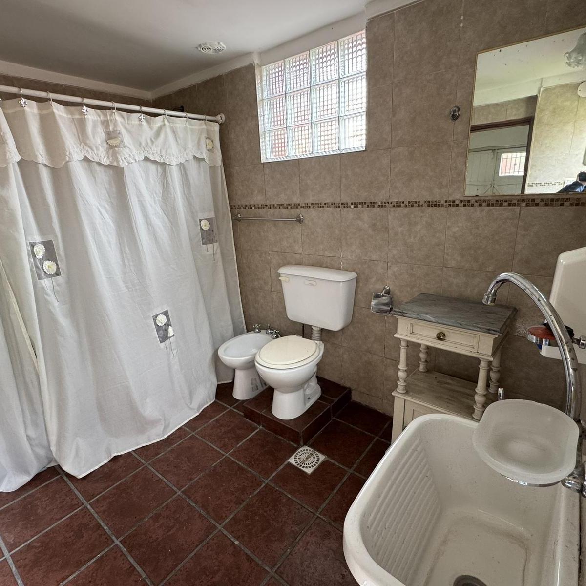Foto de Venta Casa 4 ambientes con Amplio Lote en Moron, imagen 3