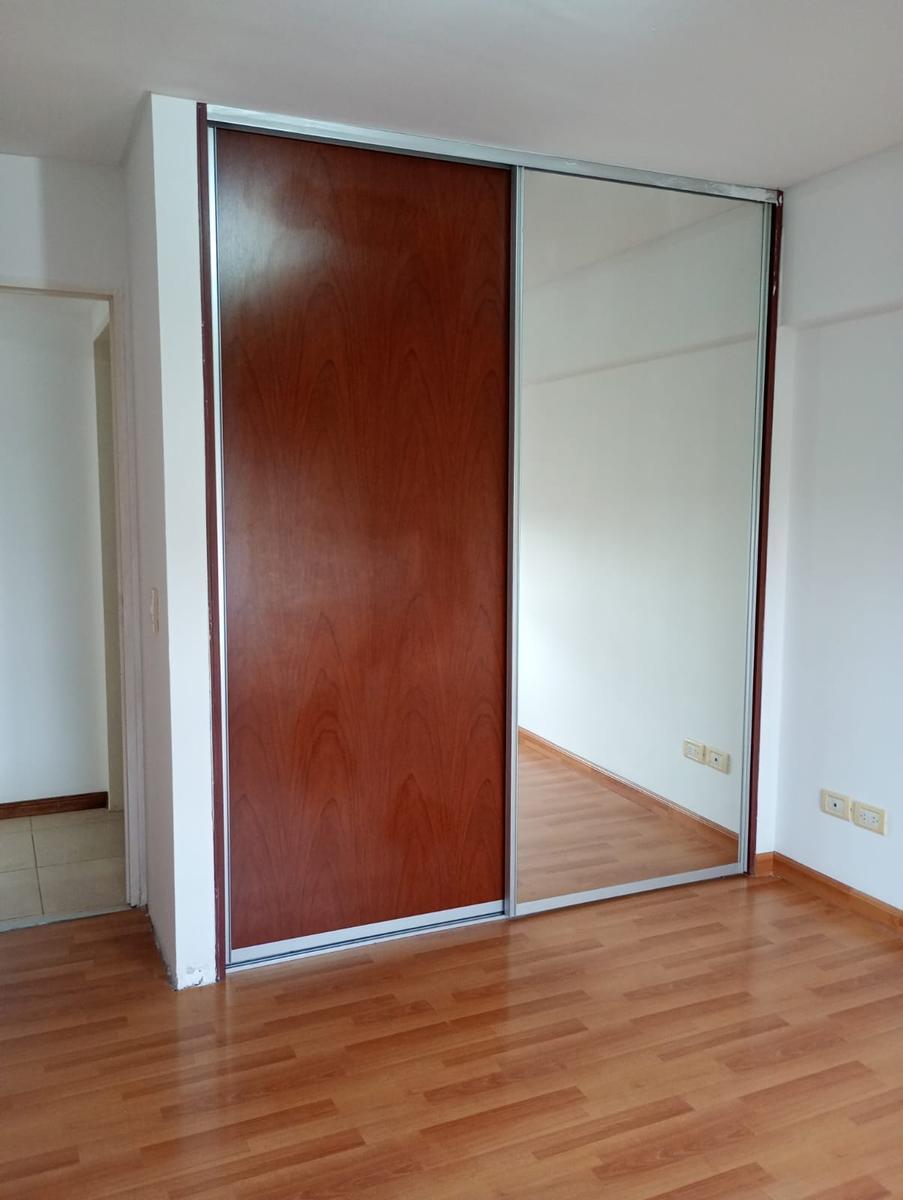 Venta departamento 2 ambientes con cochera en Morón.