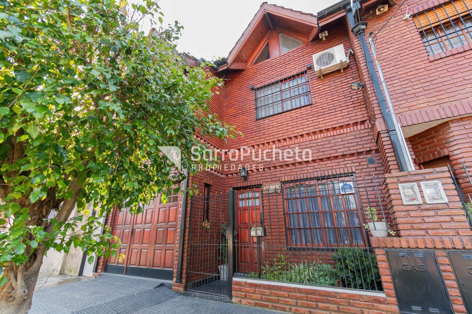 Venta triplex 5 ambientes con patio y cochera en Castelar.