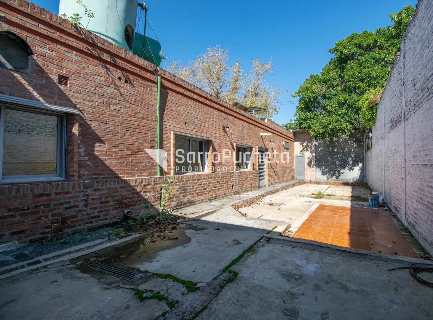 Venta galpón con local en Haedo Norte 2