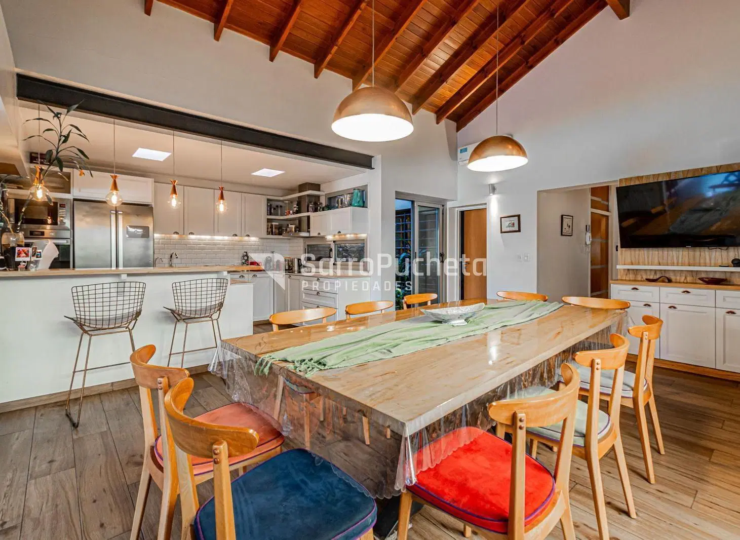 Venta casa 5 ambientes con piscina y galería en Castelar Norte sobre Larralde 8