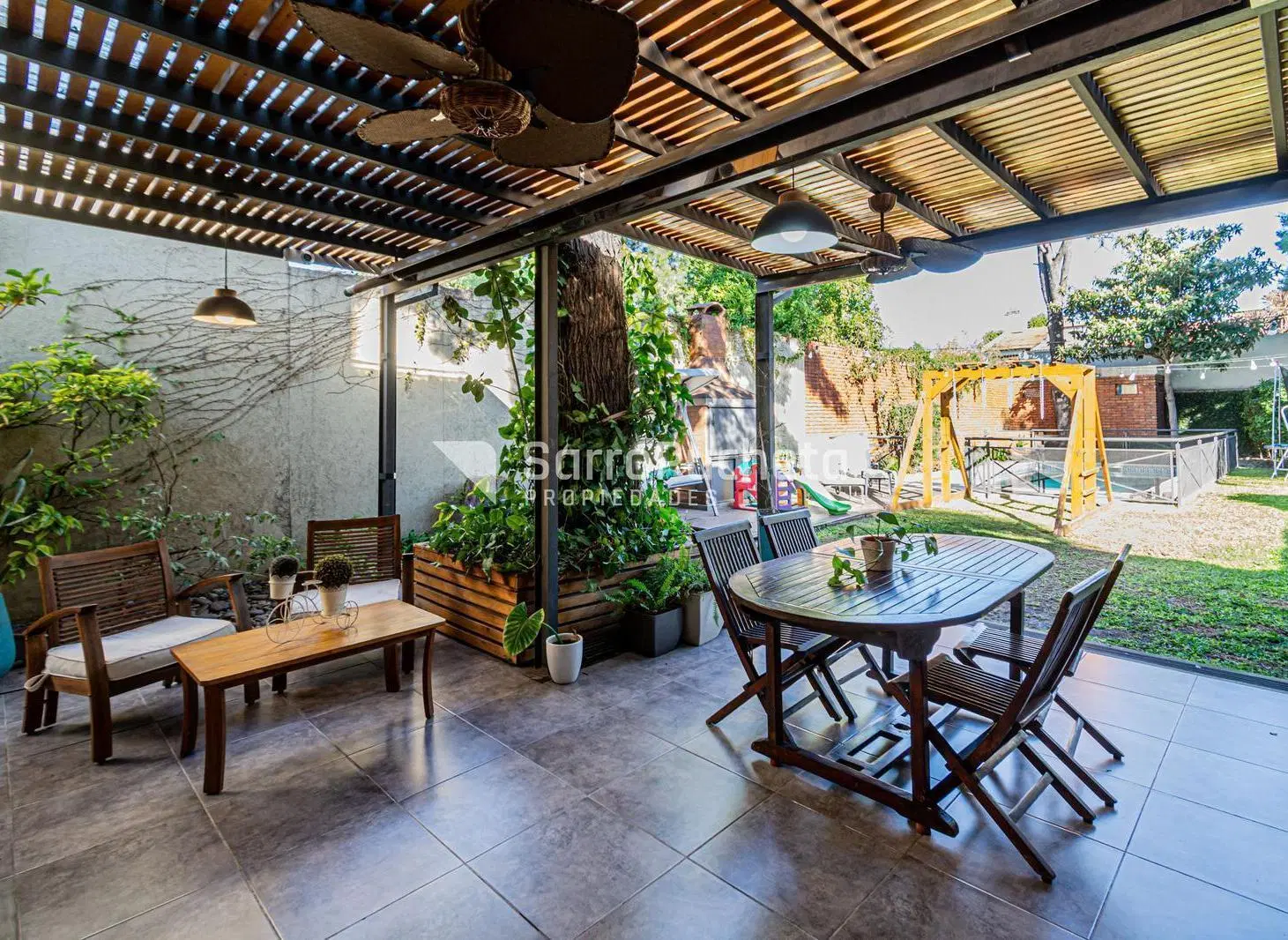Venta casa 5 ambientes con piscina y galería en Castelar Norte sobre Larralde 2