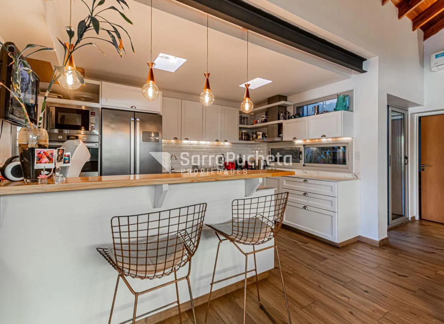 Venta casa 5 ambientes con piscina y galería en Castelar Norte sobre Larralde 3