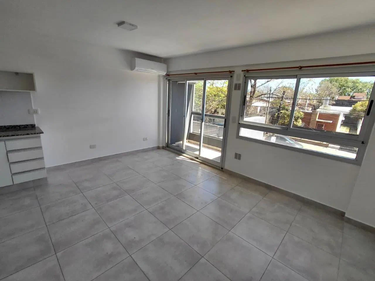 Alquiler departamento 2 ambientes con balcón en Morón. 1