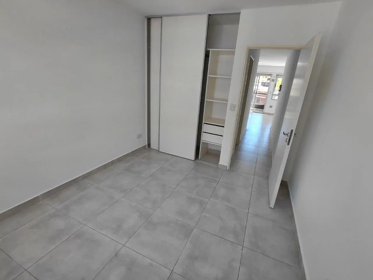 Alquiler departamento 2 ambientes con balcón en Morón. 3