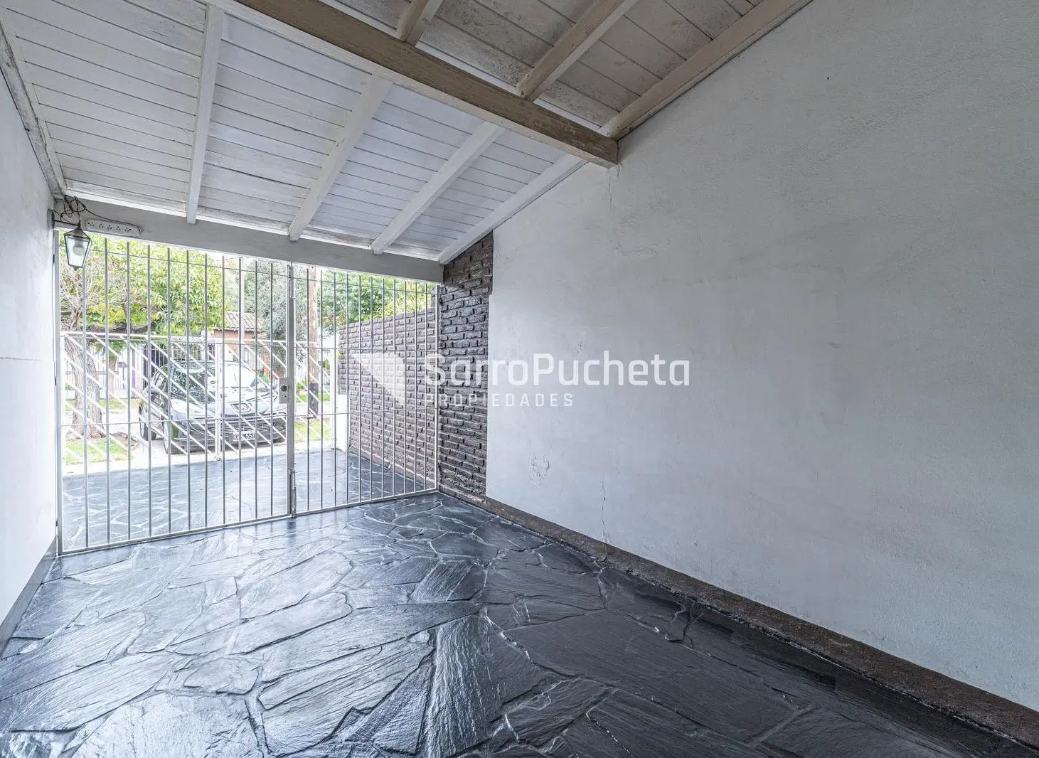 Venta casa 3 ambientes con parque y piscina en Ituzaingó. 1
