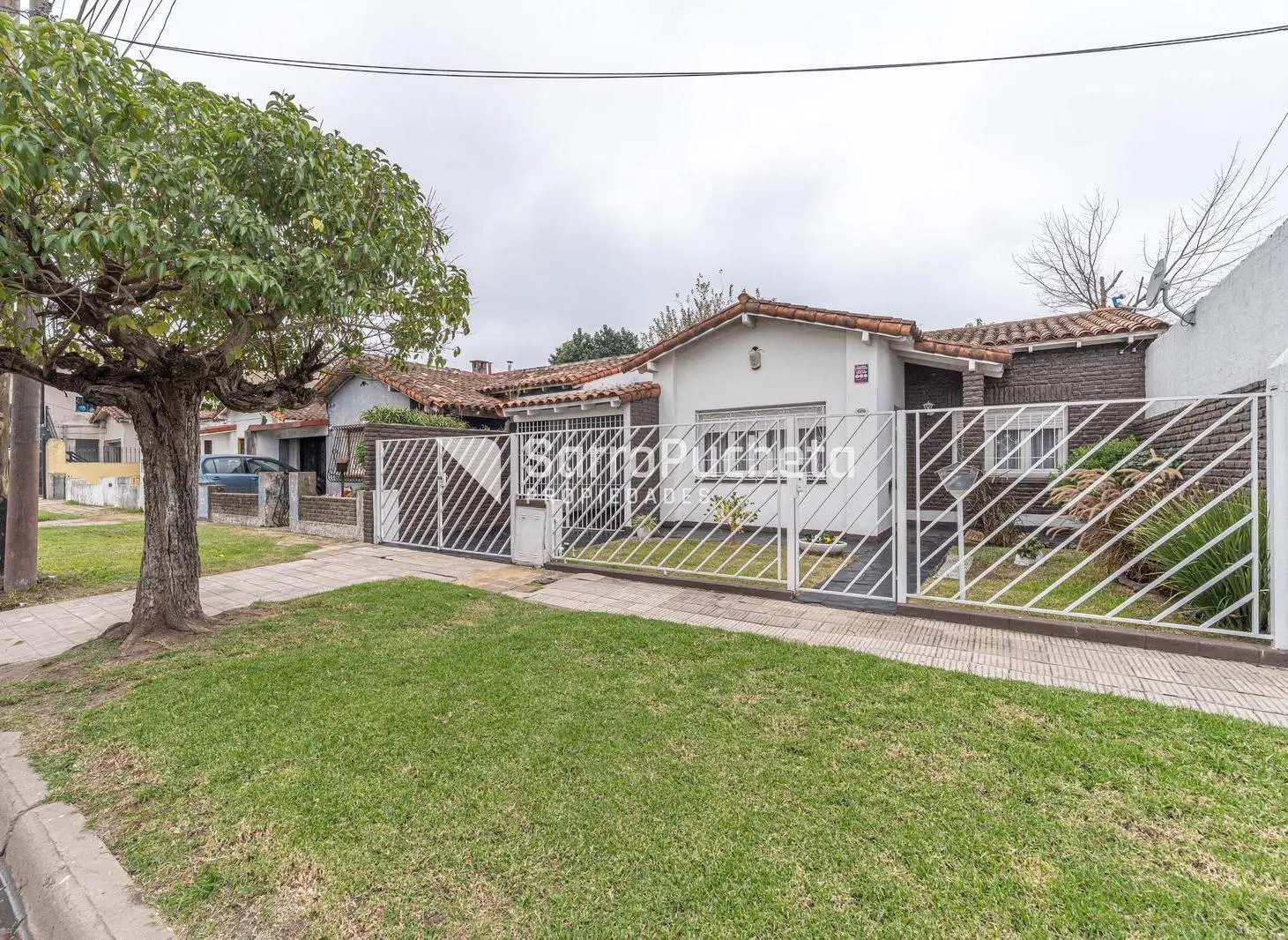 Venta casa 3 ambientes con parque y piscina en Ituzaingó. 4