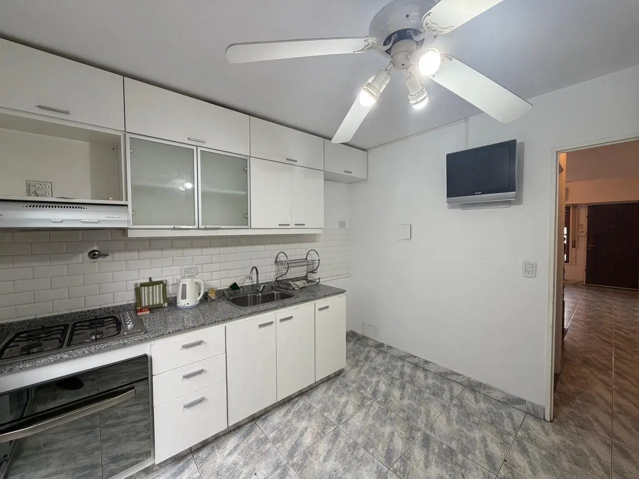 Alquiler triplex 4 ambientes con cochera, jardín y terraza en Ramos Mejía Sur. 2