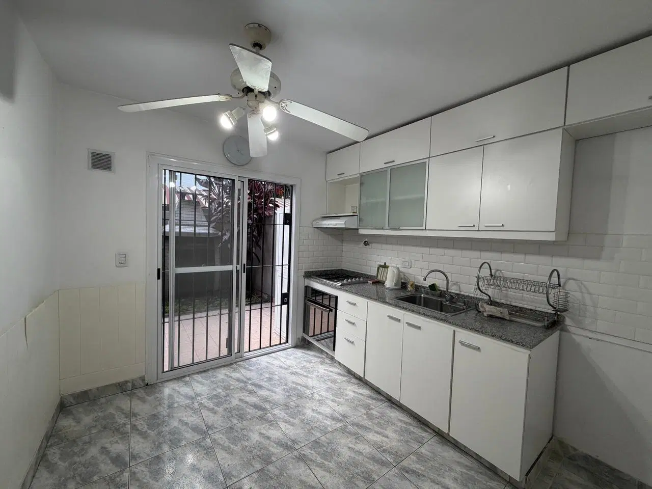 Alquiler triplex 4 ambientes con cochera, jardín y terraza en Ramos Mejía Sur. 5