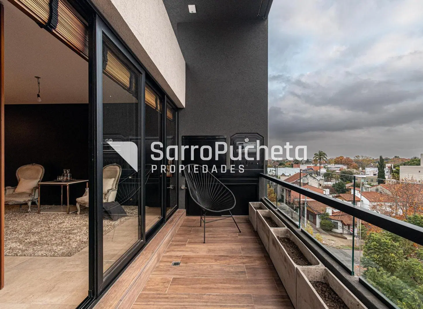 Venta semipiso de categoria 3 ambientes con parrilla en el balcón y cochera cubierta en Haedo. 8
