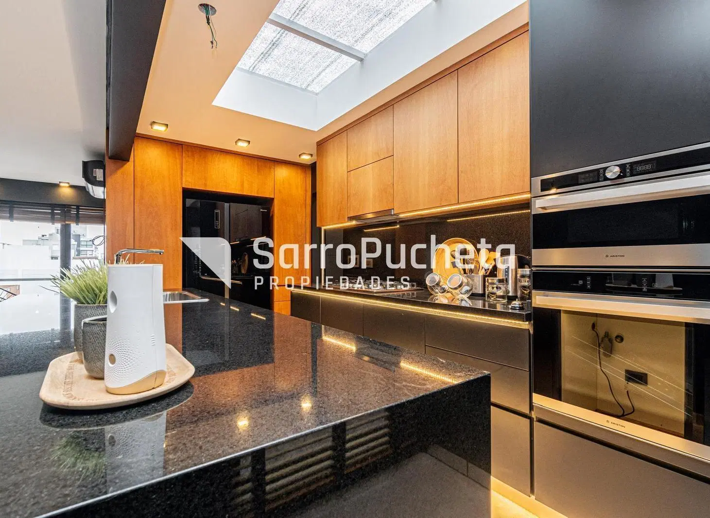Venta semipiso de categoria 3 ambientes con parrilla en el balcón y cochera cubierta en Haedo. 5