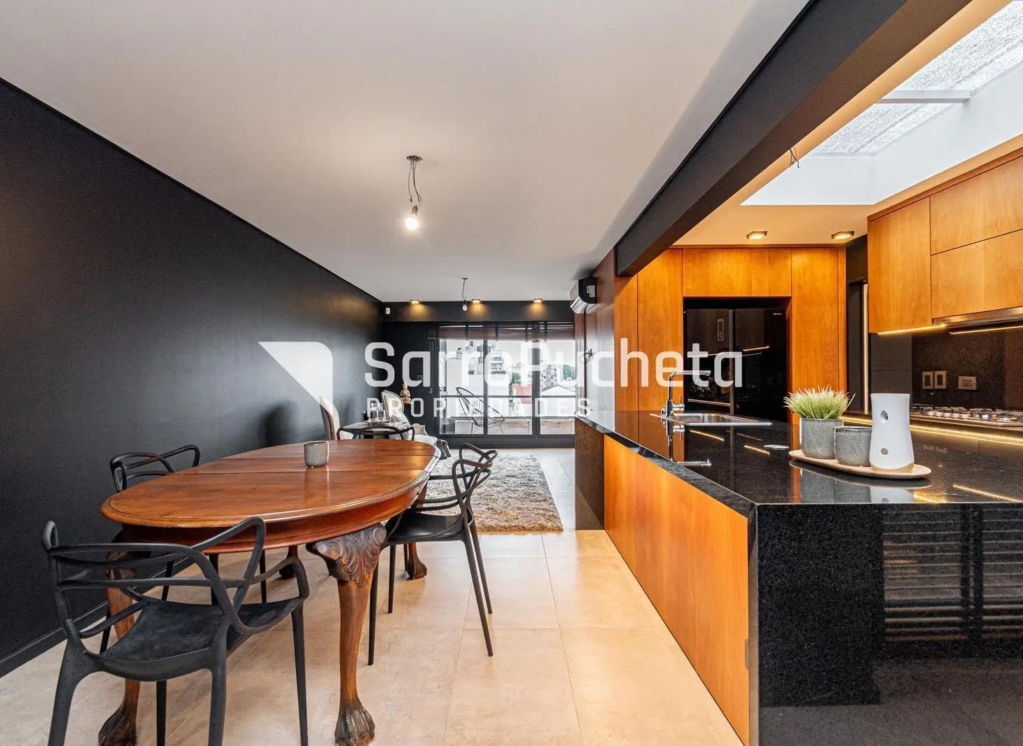 Venta semipiso de categoria 3 ambientes con parrilla en el balcón y cochera cubierta en Haedo. 2