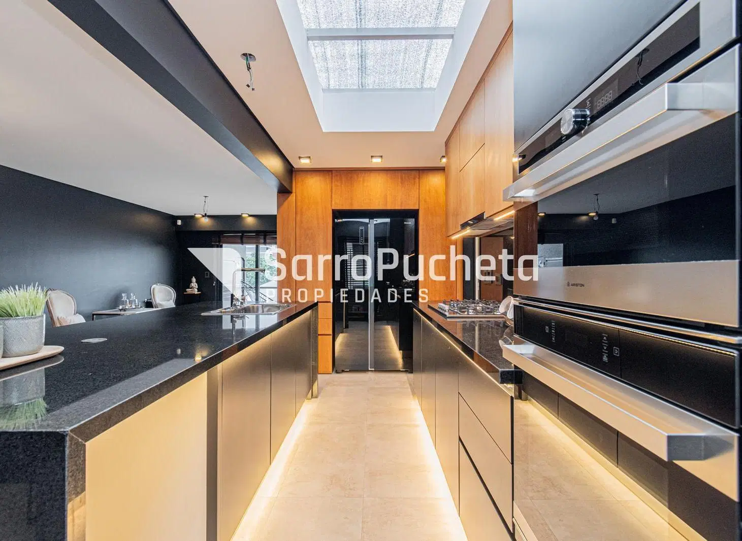 Venta semipiso de categoria 3 ambientes con parrilla en el balcón y cochera cubierta en Haedo. 4