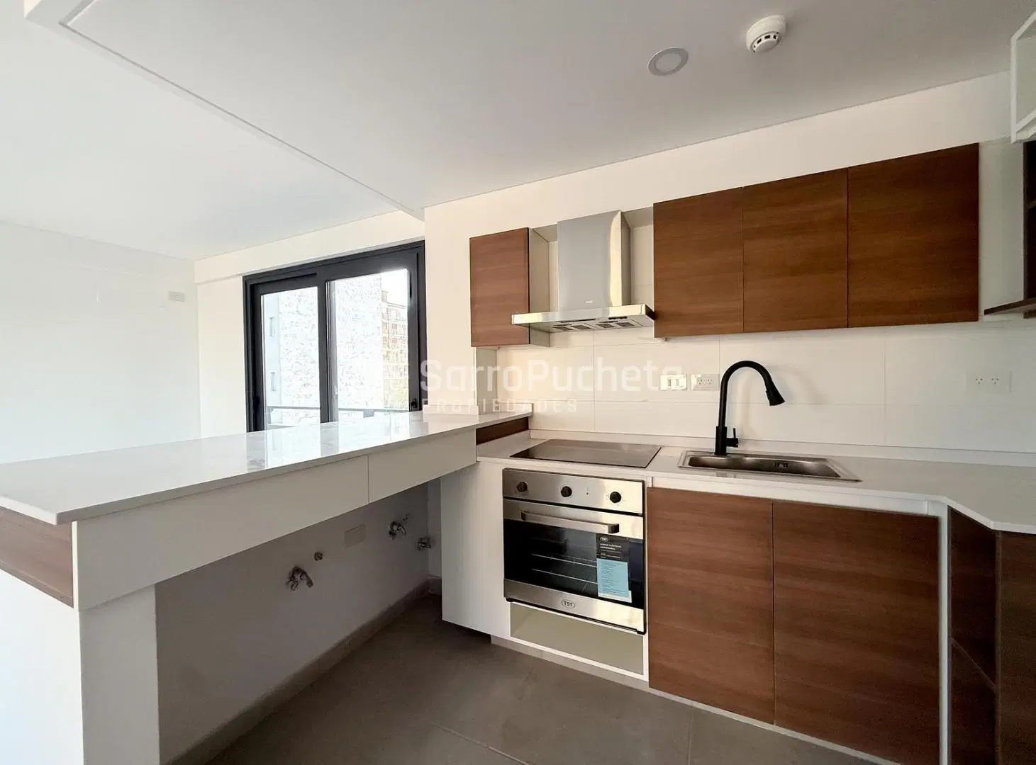 Venta departamento 3 ambientes con dormitorio en suite y balcón en Morón. (B) 5