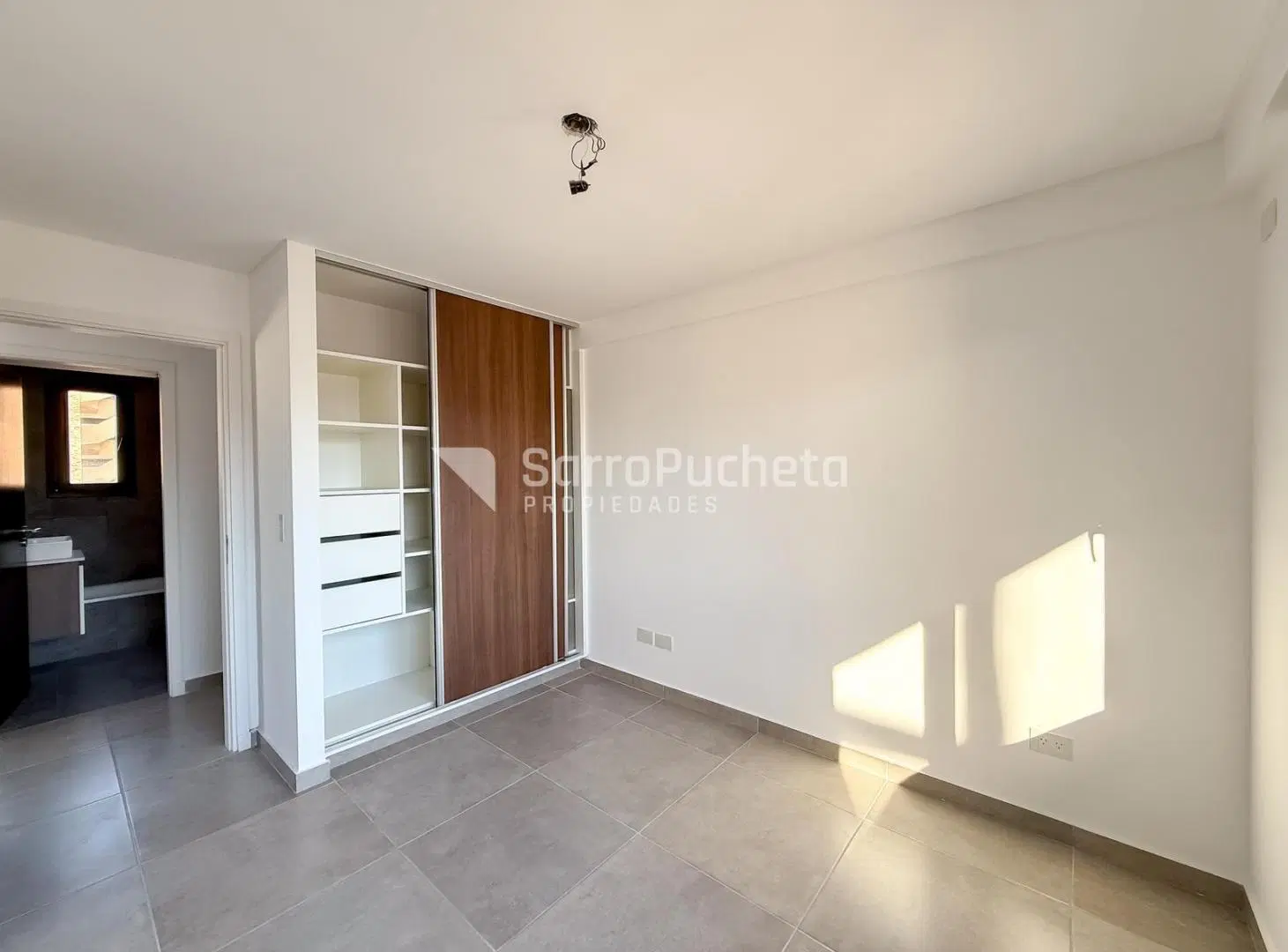 Venta departamento 3 ambientes con dormitorio en suite y balcón en Morón. (B) 2