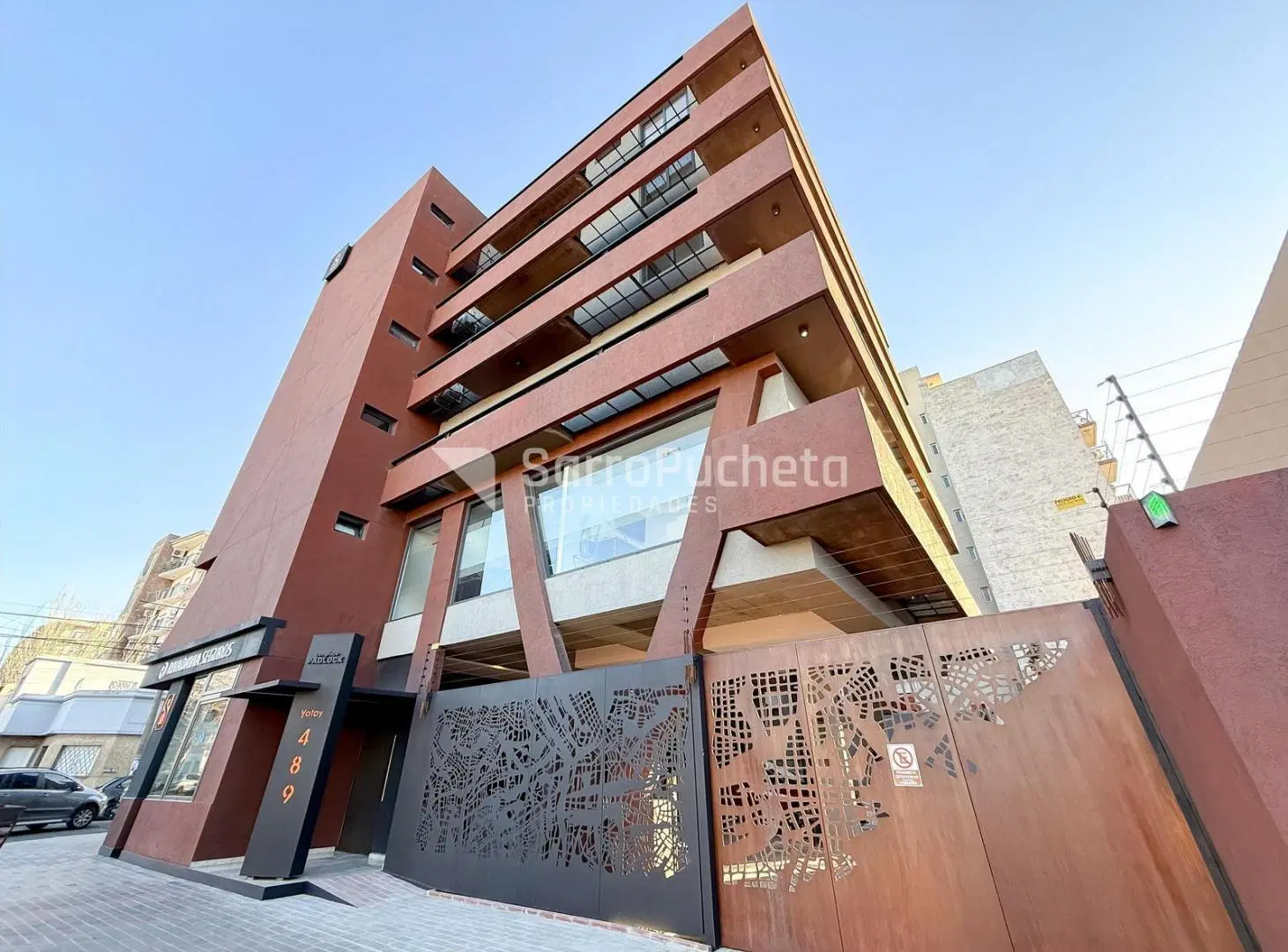 Venta departamento 3 ambientes con dormitorio en suite y balcón en Morón. (B) 4