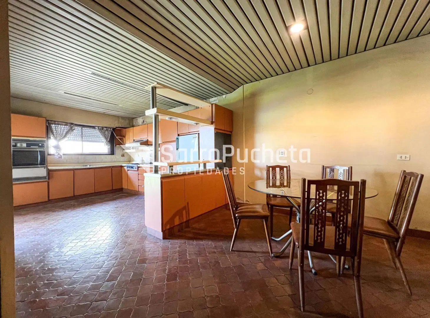 Venta casa 3 ambientes con cochera, patio y quincho en Morón. 3