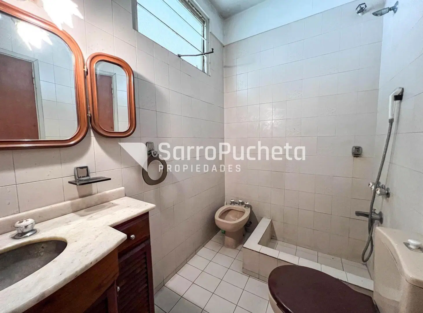 Venta casa 3 ambientes con cochera, patio y quincho en Morón. 4