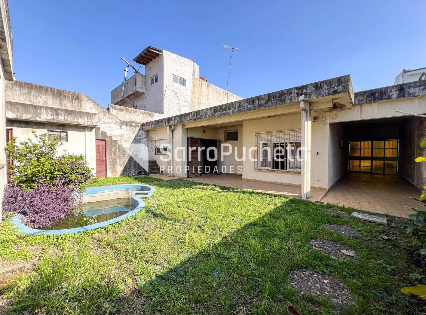 Venta casa 3 ambientes con cochera, patio y quincho en Morón. 2
