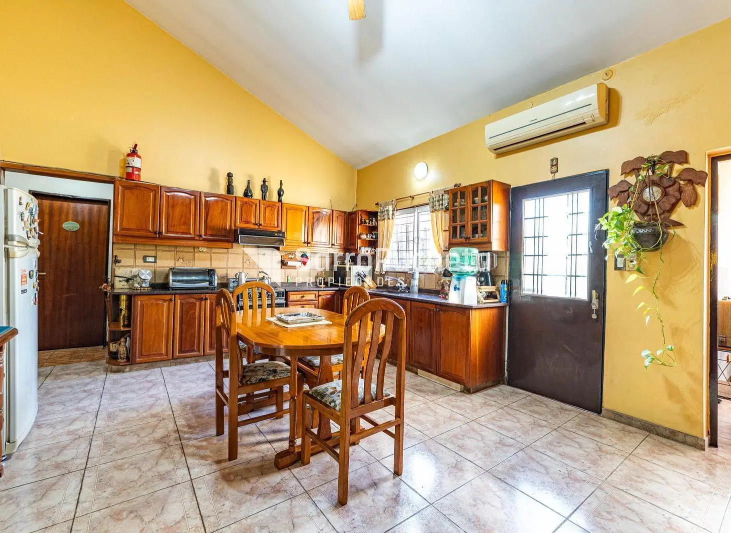 Venta casa 4 ambientes  con amplio parque y quincho en Morón 2