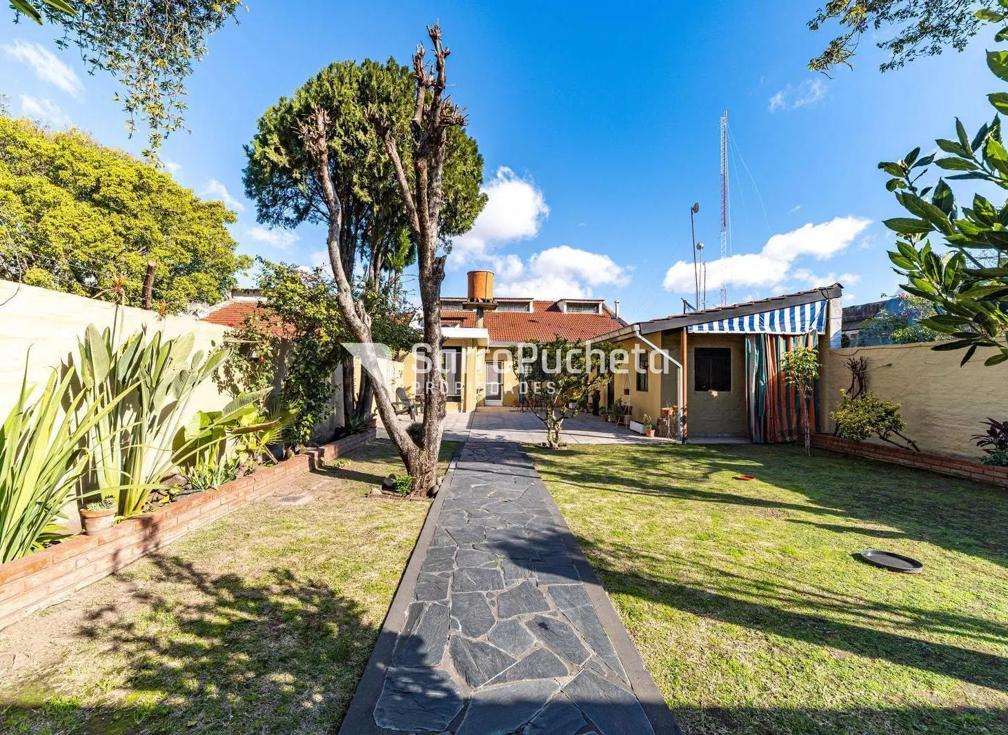 Venta casa 4 ambientes  con amplio parque y quincho en Morón 3