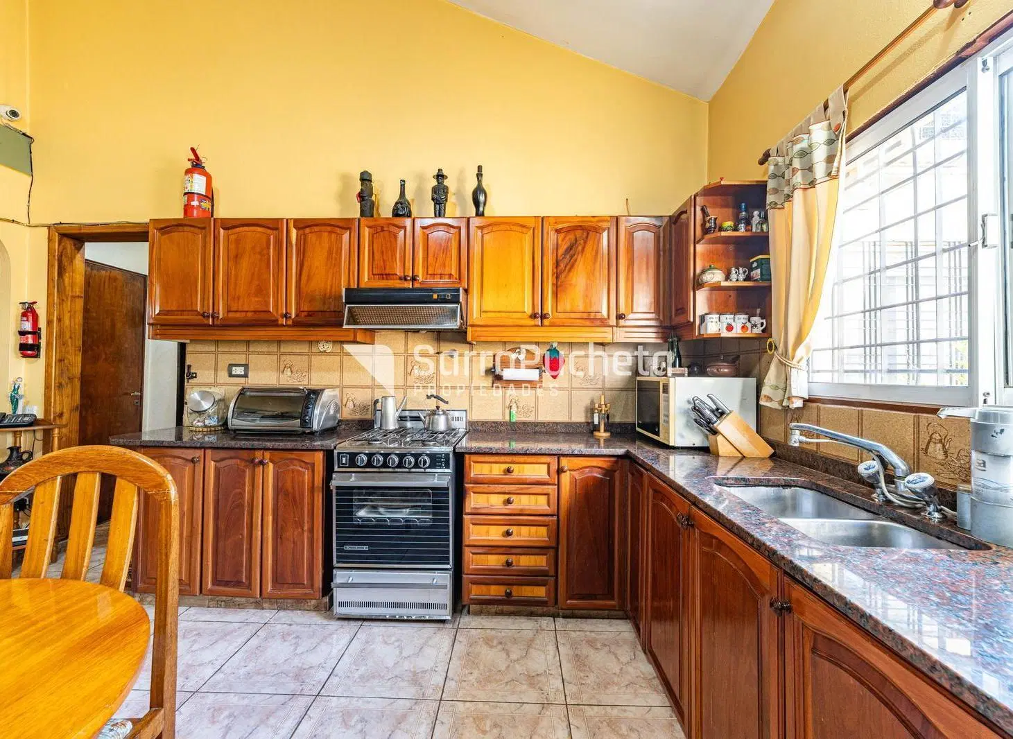 Venta casa 4 ambientes  con amplio parque y quincho en Morón 8