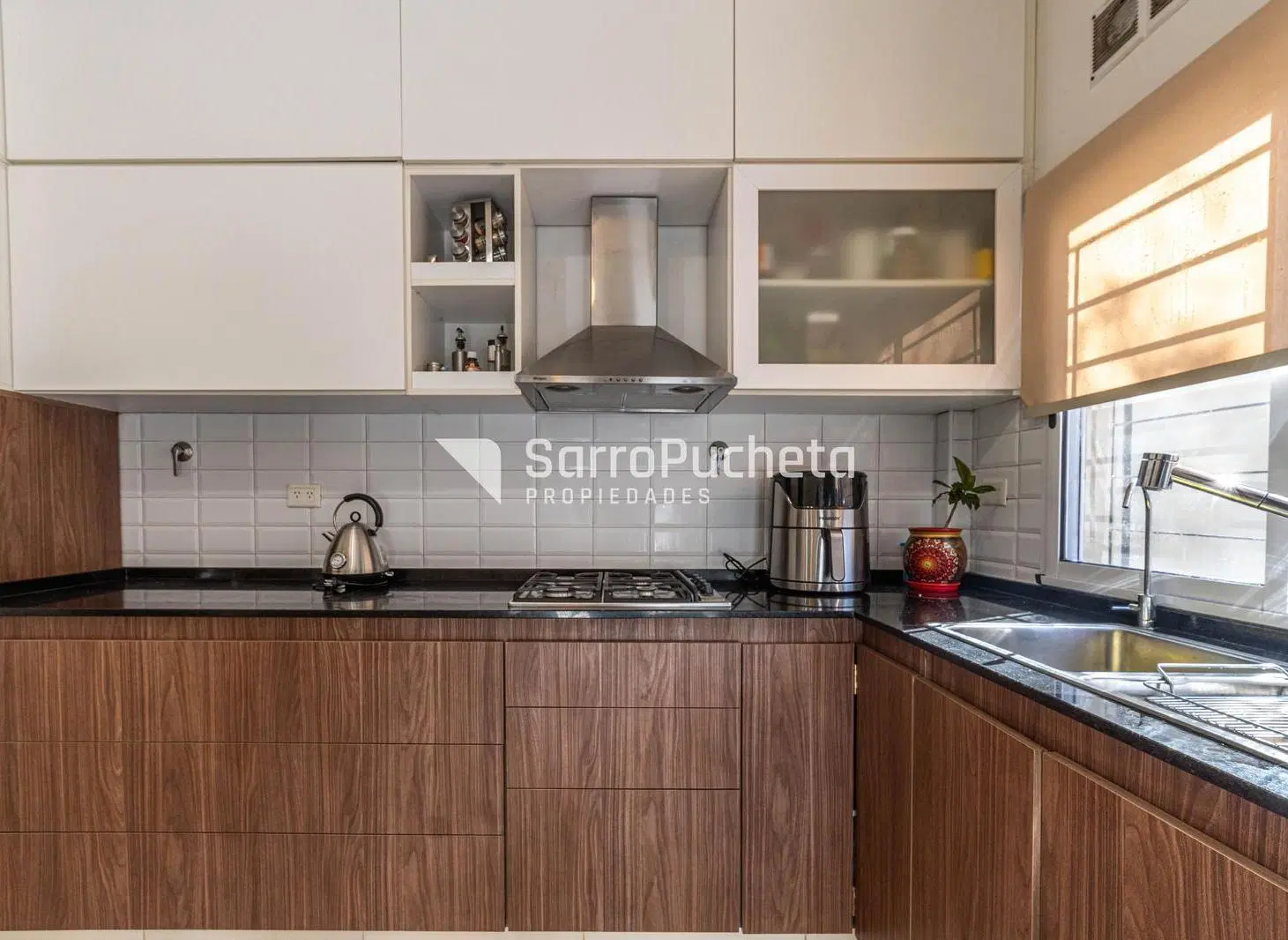 Venta casa 3 ambientes con parque, terraza y cochera doble en Moron sur 2