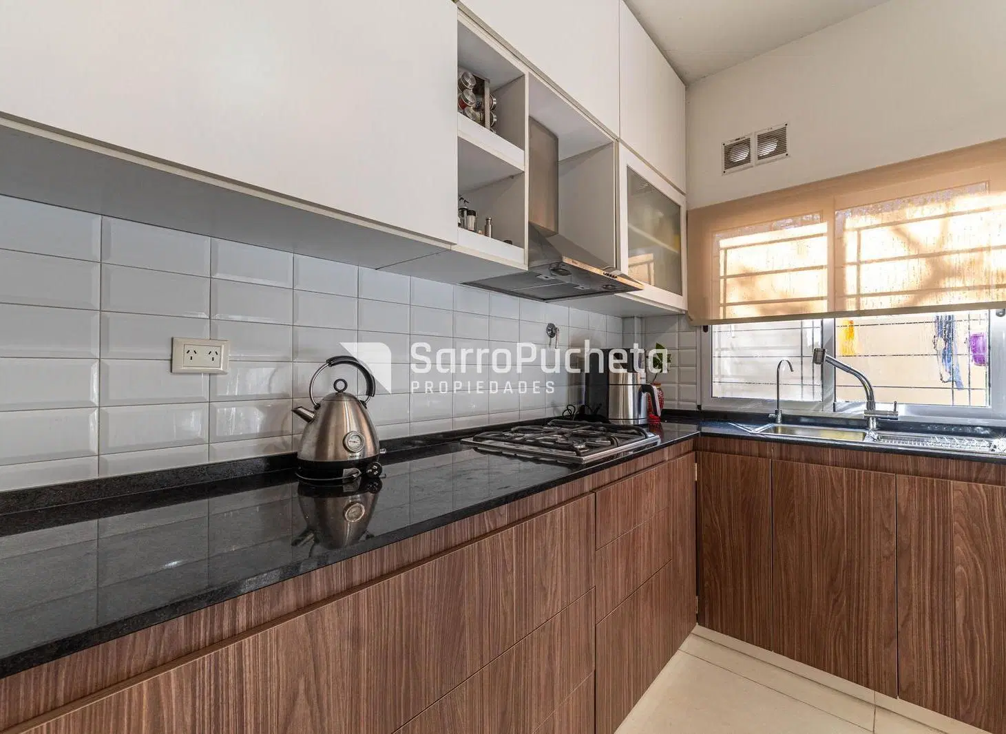 Venta casa 3 ambientes con parque, terraza y cochera doble en Moron sur 3