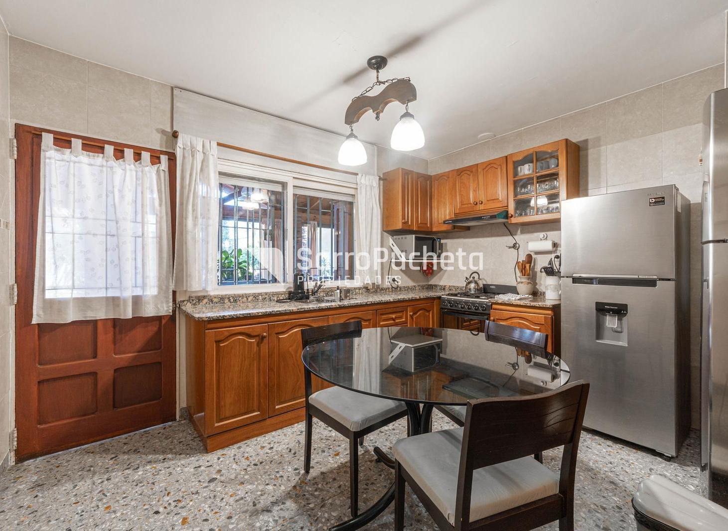 Foto de Venta casa 5 ambientes con amplio playroom, jardín y quincho en Villa, imagen 4