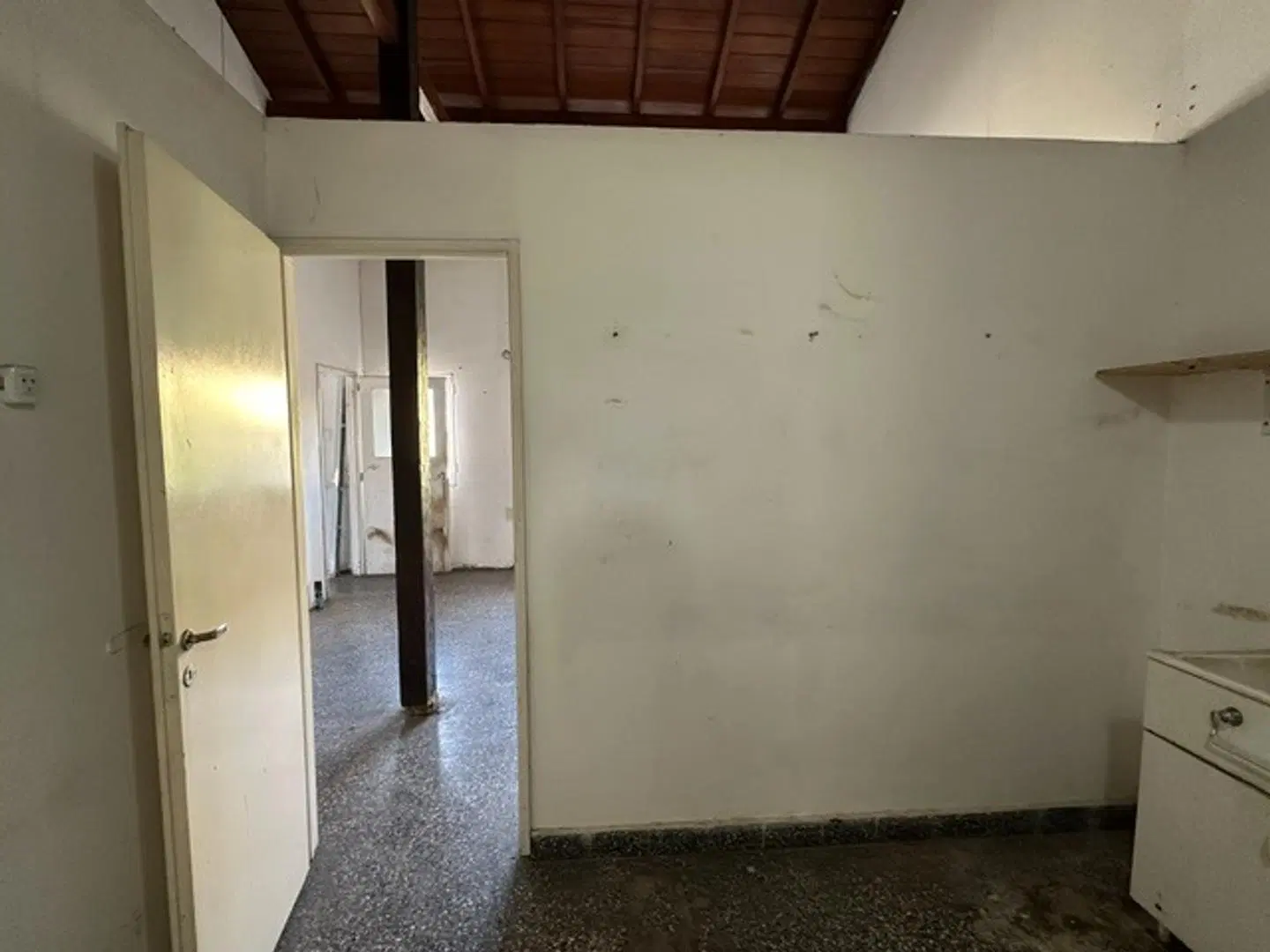 Oficina en alquiler en 1° piso Don Torcuato 8