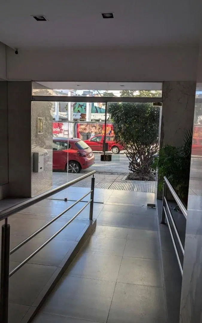ALQUILO CUATRO AMBIENTE PISO 7 MUY LUMINOSO BAJAS EXPENSAS 8