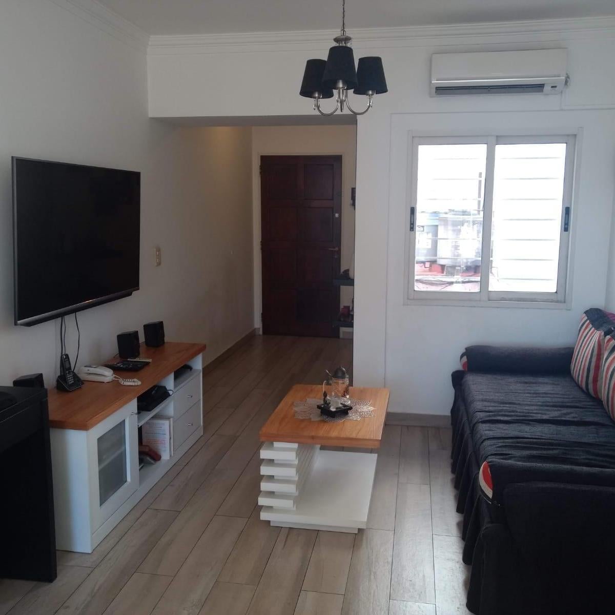 Venta dos ambientes apto profesional sobre Av. Rivadavia al frente con balcón.