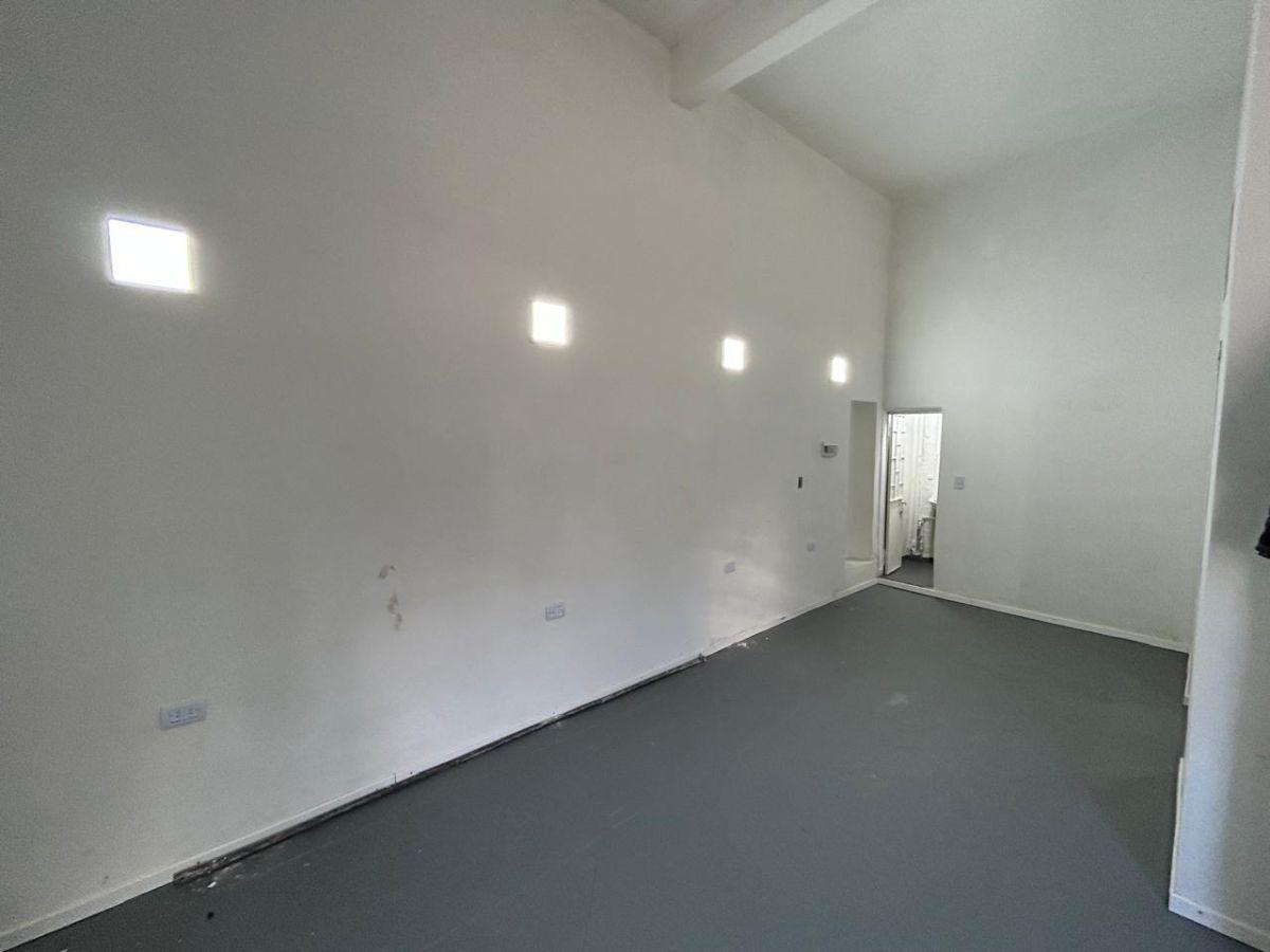 Foto de Depósito de 40 m² en alquiler en Liniers, imagen 4