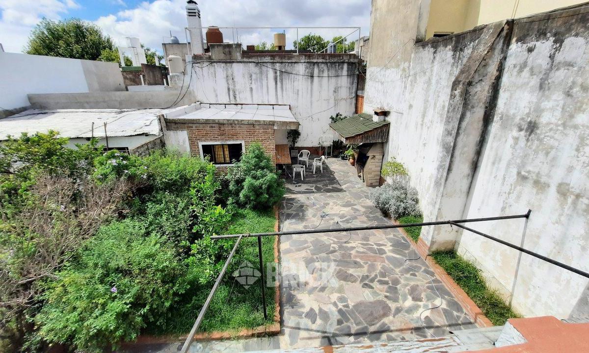 Casa en Lote de 8.66x31.75 m en Santa Catalina Al 1300 - 167 m² Cub Posib Garage P/2 Autos 5