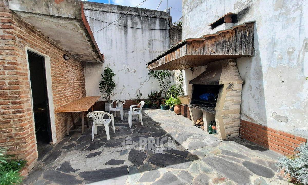 Casa en Lote de 8.66x31.75 m en Santa Catalina Al 1300 - 167 m² Cub Posib Garage P/2 Autos 3