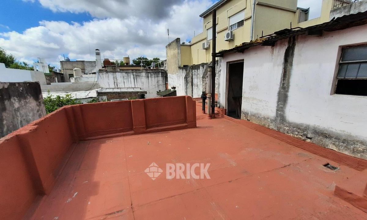 Casa en Lote de 8.66x31.75 m en Santa Catalina Al 1300 - 167 m² Cub Posib Garage P/2 Autos 1