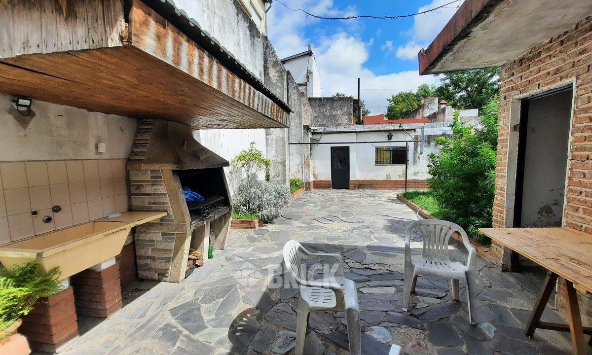Casa en Lote de 8.66x31.75 m en Santa Catalina Al 1300 - 167 m² Cub Posib Garage P/2 Autos 4