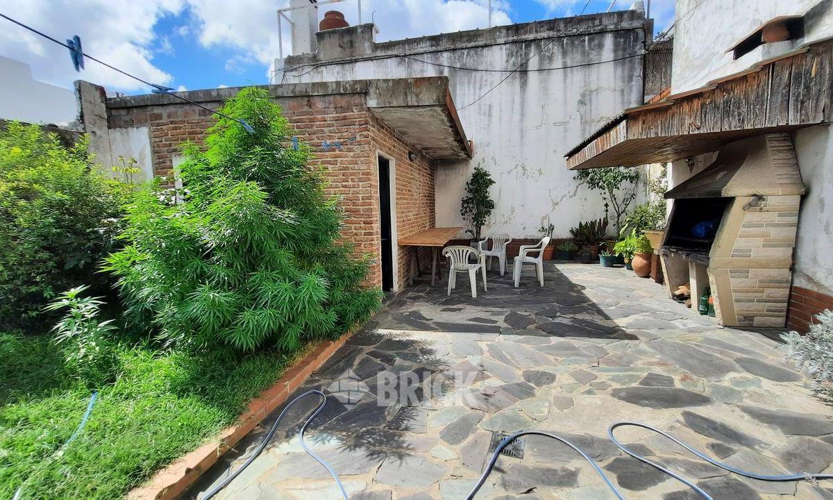 Casa en Lote de 8.66x31.75 m en Santa Catalina Al 1300 - 167 m² Cub Posib Garage P/2 Autos 4