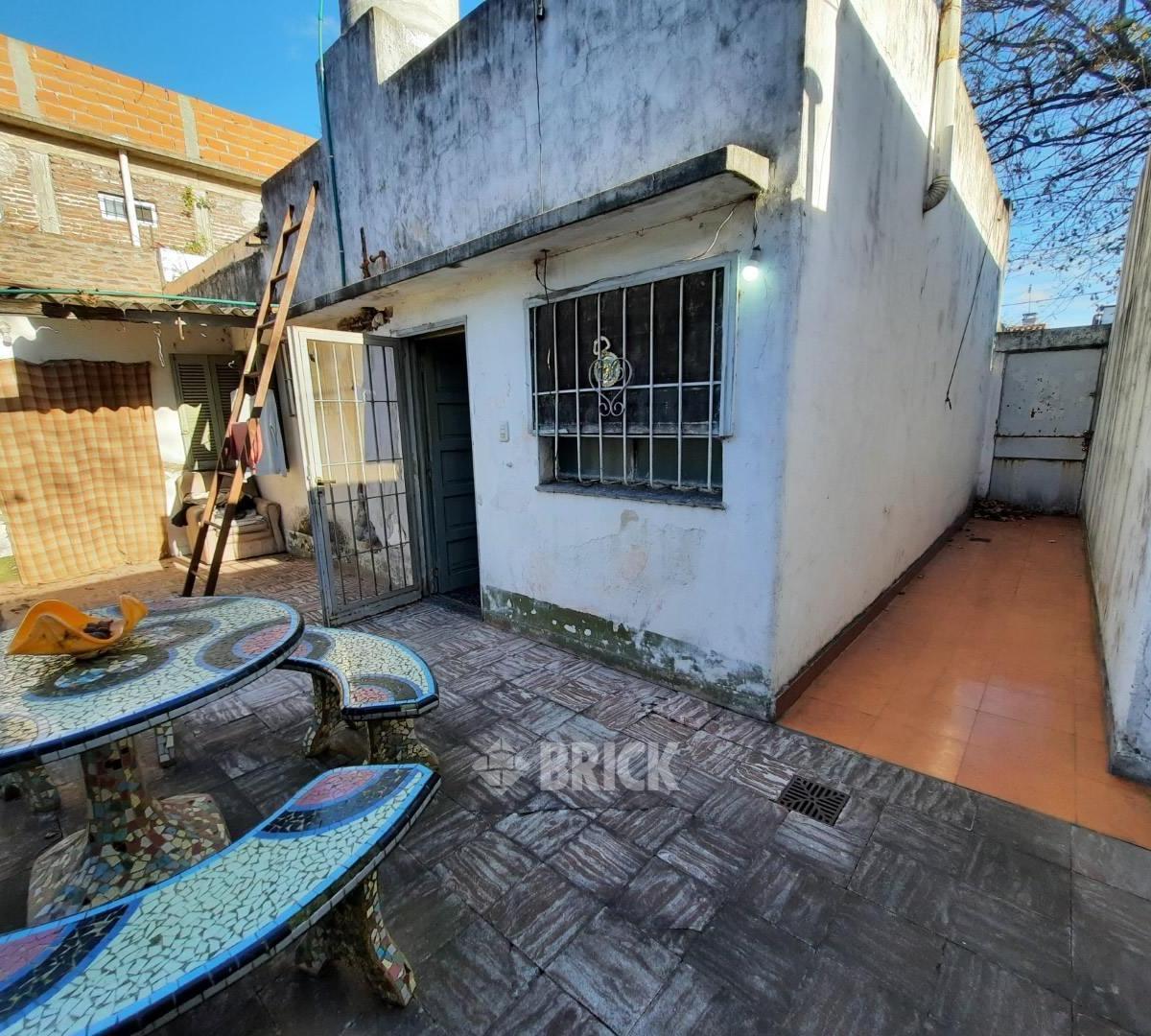 CASA EN LOTE DE 10X41.90 MTS EN CARABOBO Y AV.EVA PERON - 410 M2 ESPECT PQUE PTIO T/SOL GALPON
