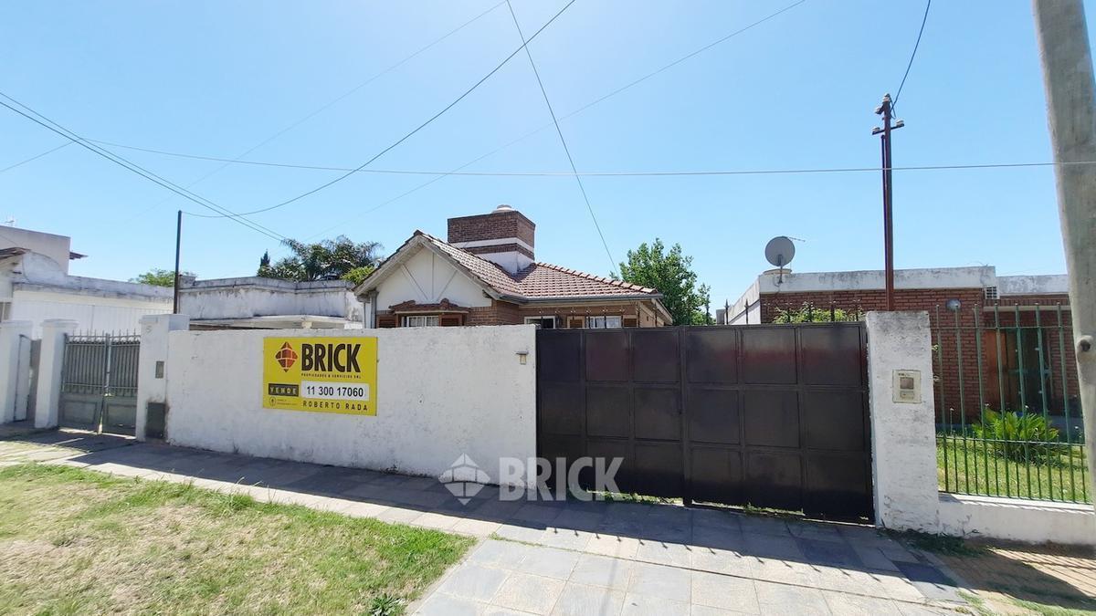 HERMOSO CHALET EN LOTE DE 10X40 MTS EN DE LA PEÑA AL 3600 - ESPECT JARDIN - LANUS ESTE