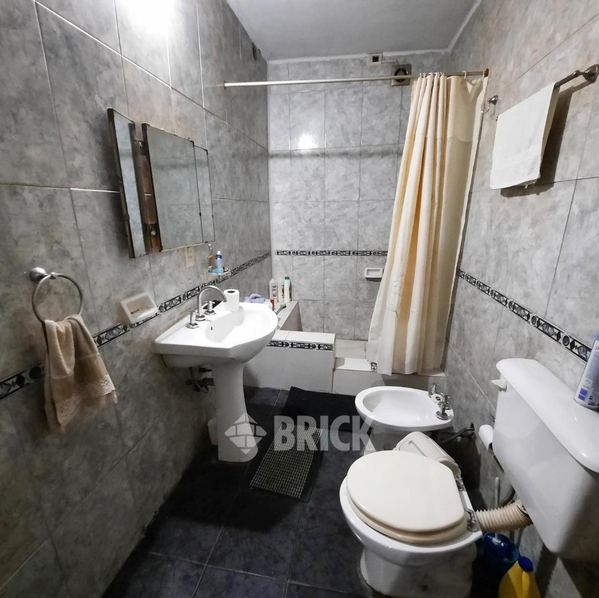 Casa en Lote de 7.79x42.11 en 15 de Noviembre de 1889 Al 1300 - 194 m² Cub Garage Gran Patio Jardin 2