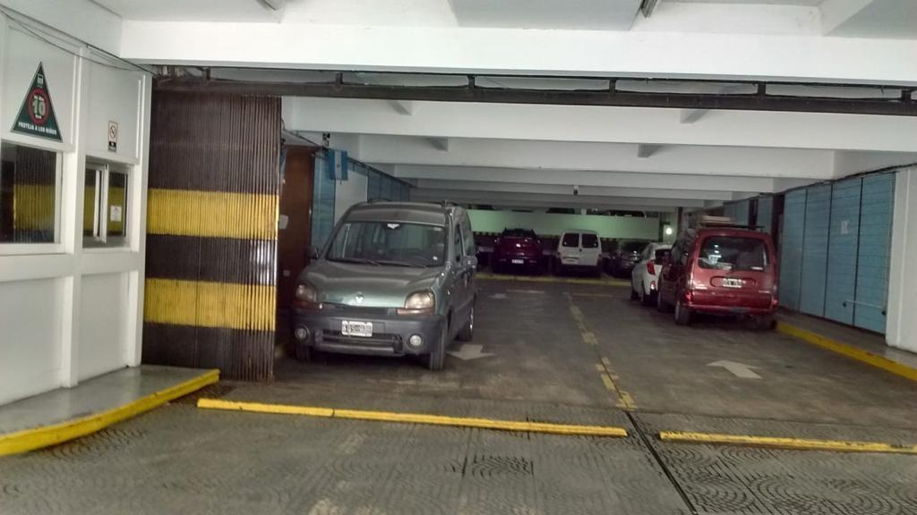 COCHERA FIJA CUBIERTA EN RIOBAMBA AL 300 - 12 M2 VIGILANCIA