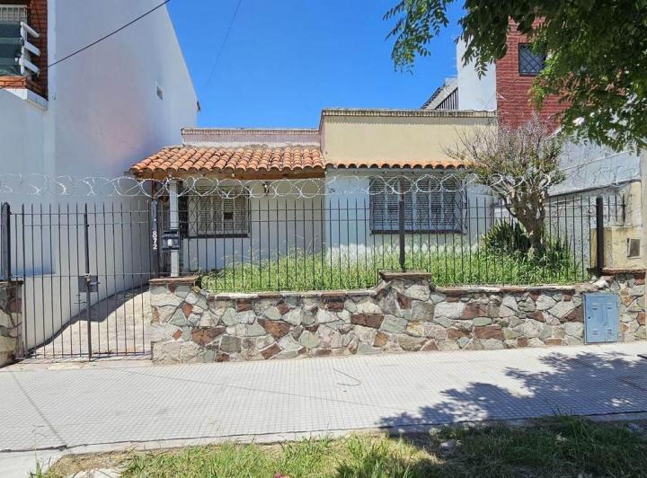 CASA EN ZAPIOLA AL 800 - 346 M2 ESPECT JARDIN PATIO PARRILLA QUINCHO 1