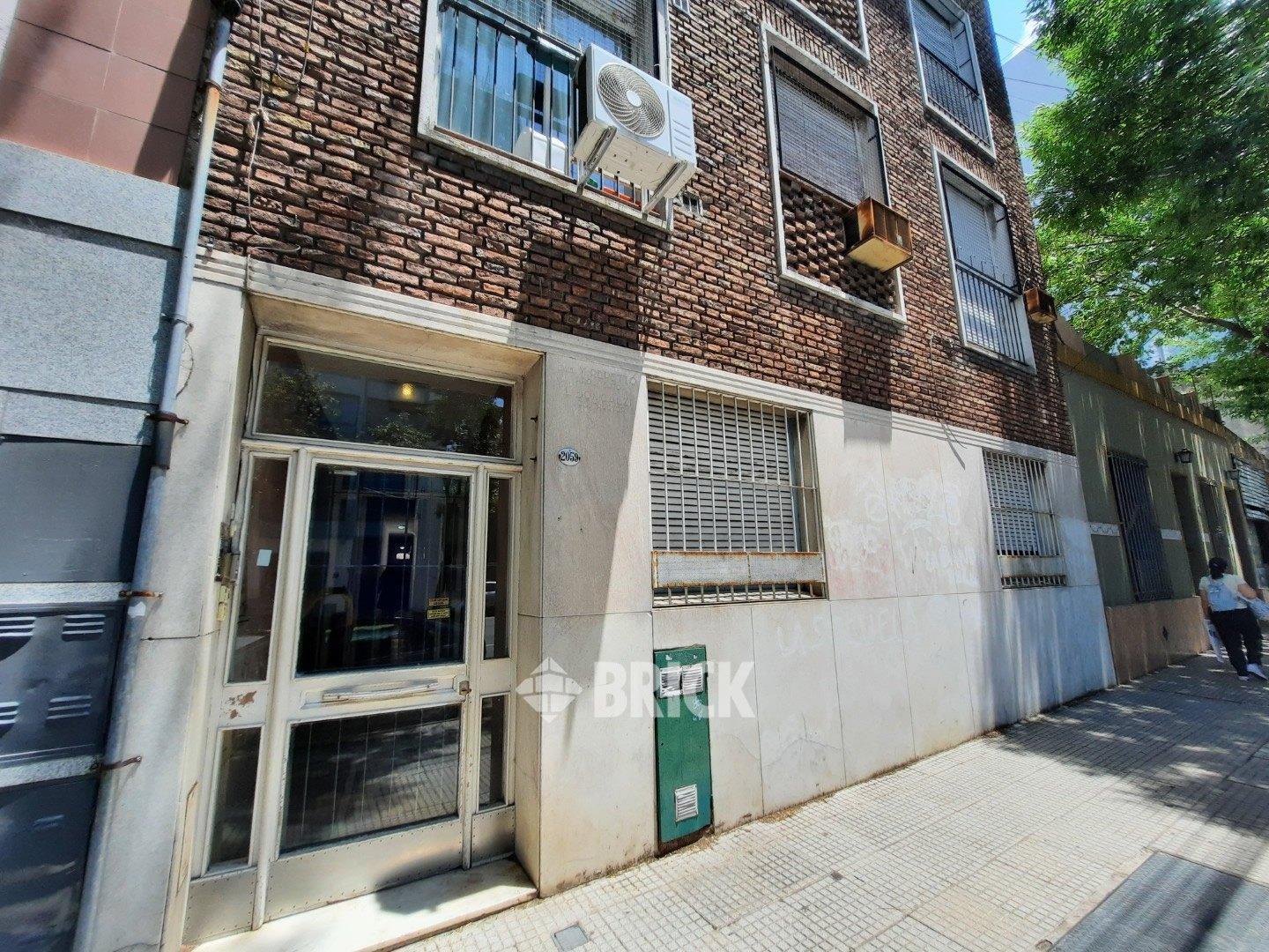 TIPO CASA EN AV. JUJUY AL 2000 - ESPACIO AEREO GRAN PATIO BAULERA