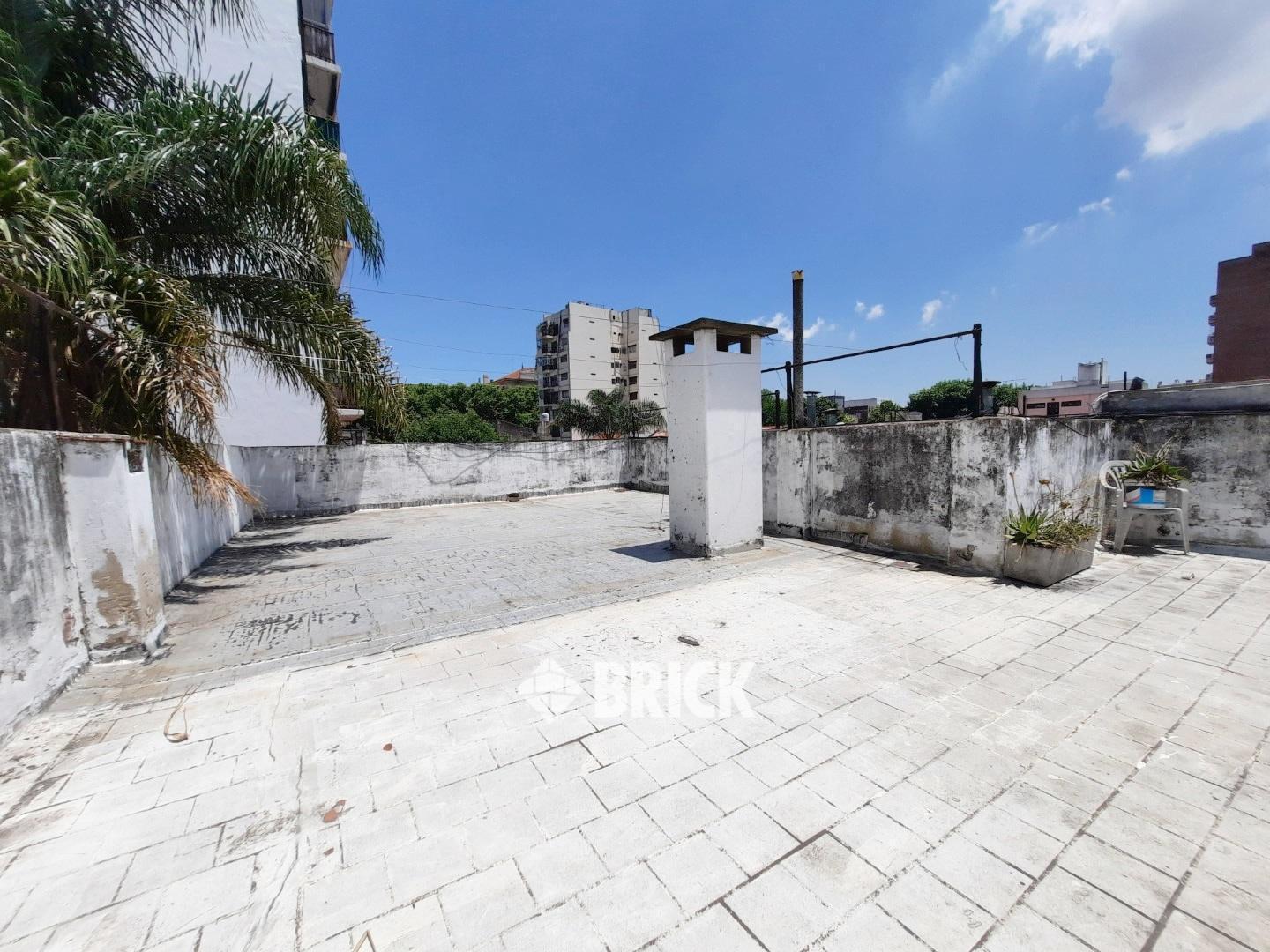 TIPO CASA EN AV. JUJUY AL 2000 - ESPACIO AEREO GRAN PATIO BAULERA