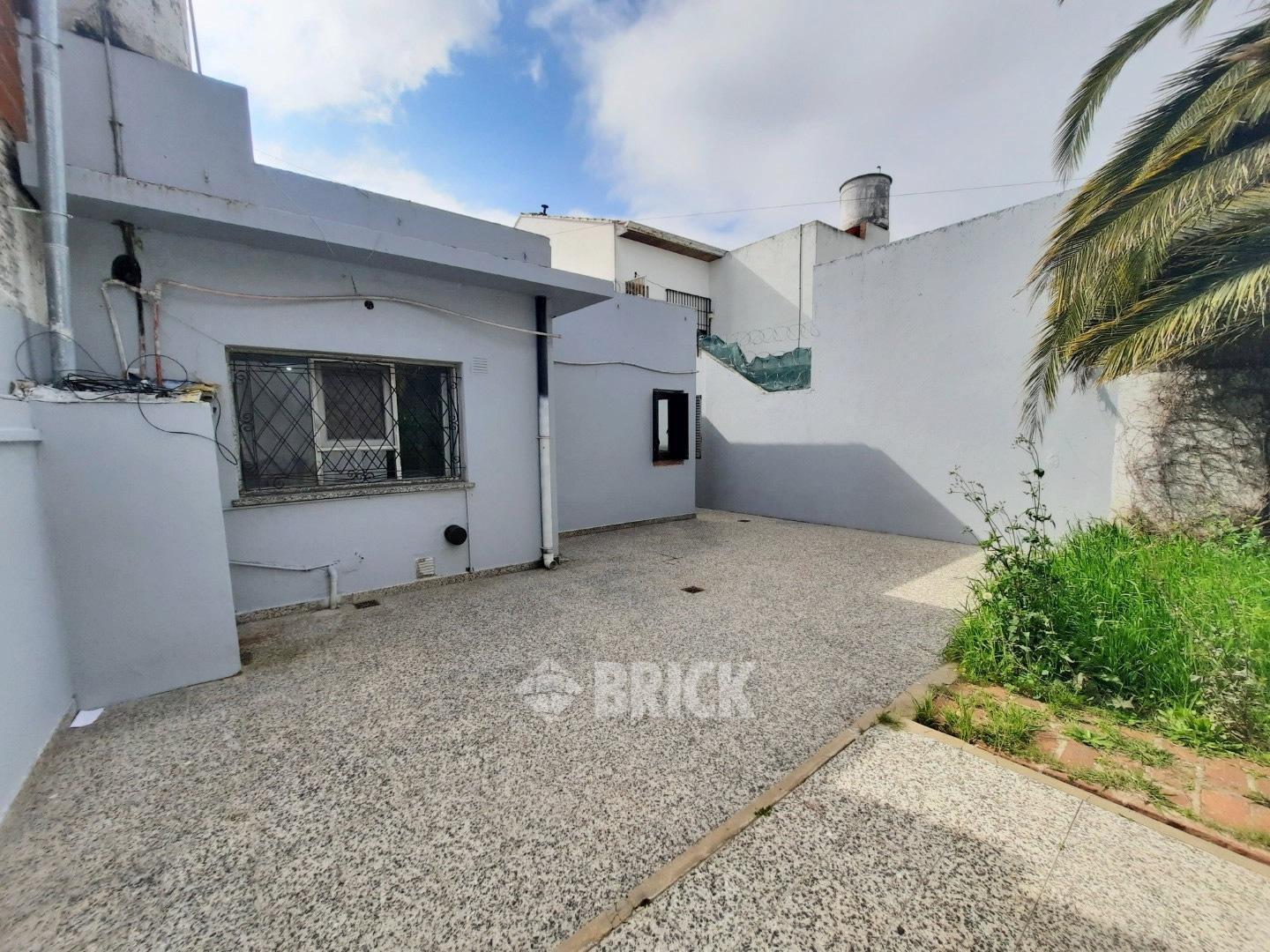 CASA EN ZAPIOLA AL 800 - 346 M2 ESPECT JARDIN PATIO PARRILLA QUINCHO