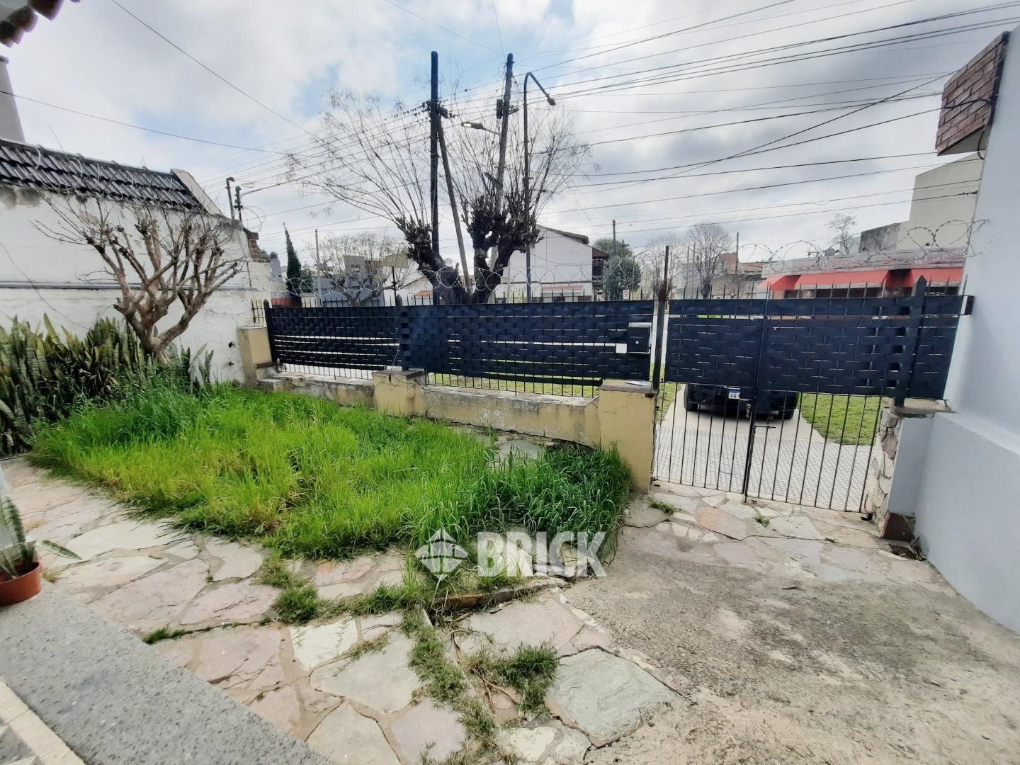 CASA EN ZAPIOLA AL 800 - 346 M2 ESPECT JARDIN PATIO PARRILLA QUINCHO