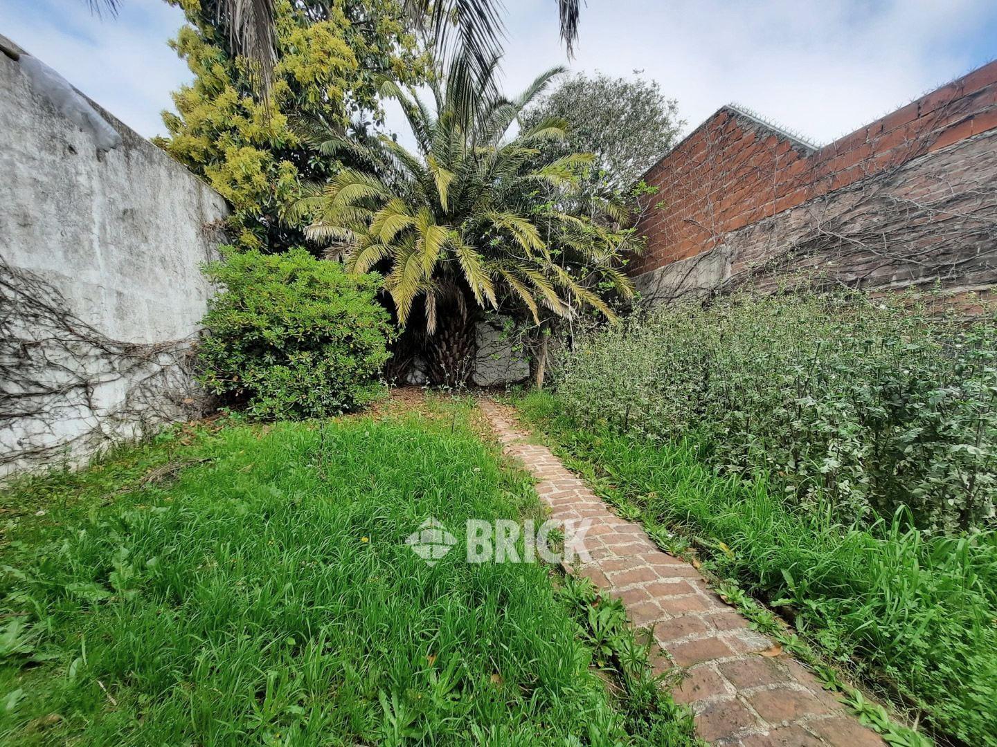 CASA EN ZAPIOLA AL 800 - 346 M2 ESPECT JARDIN PATIO PARRILLA QUINCHO